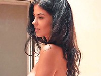 Aemelia Fox - Side View BTS